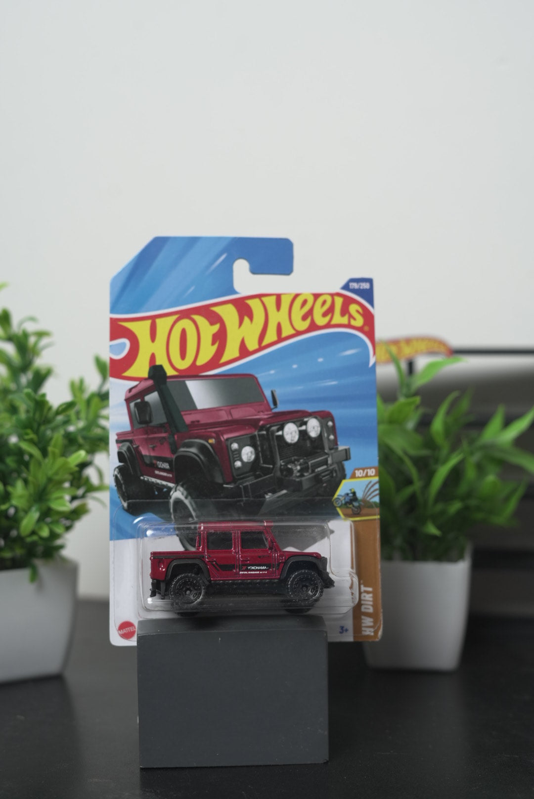 Hot Wheels Land Rover Defender Double Cab - Maroon