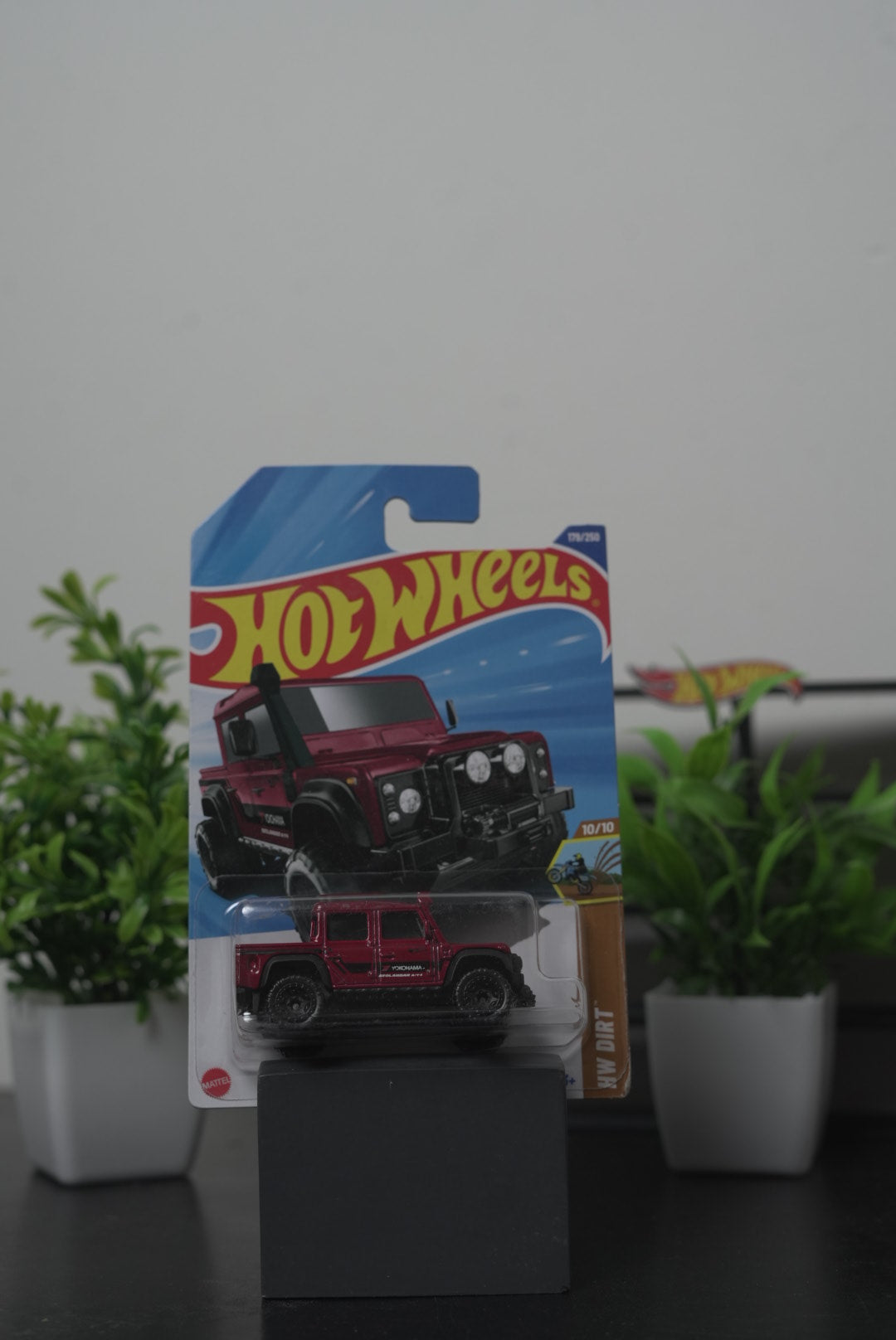 Hot Wheels Land Rover Defender Double Cab - Maroon