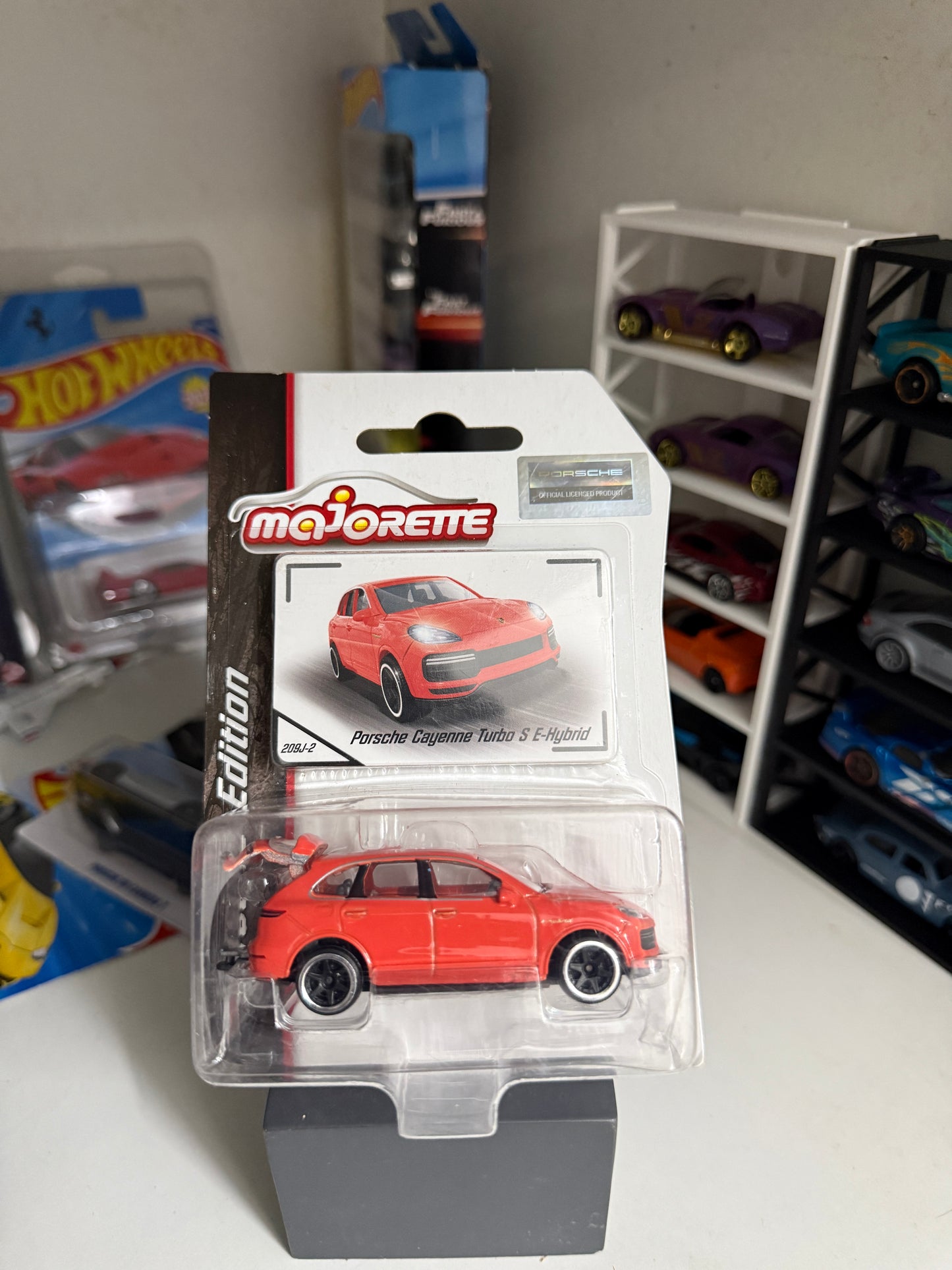 Hot Wheels Porsche Cayenne Turbo S E Hybrid RyWheelz hot-wheels-porsche-cayenne-turbo-s-e-hybrid-rywheelz