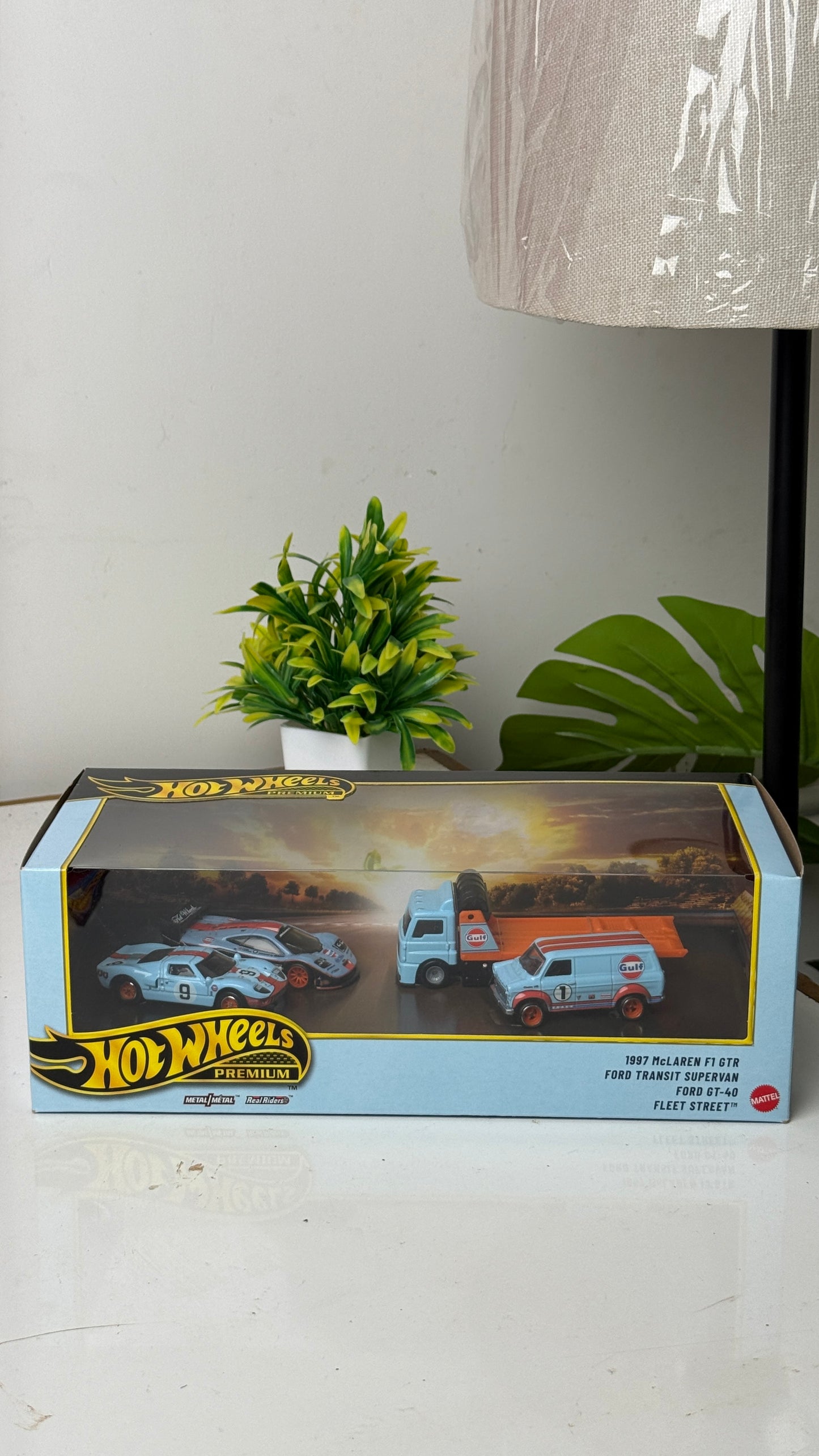 Hot Wheels Premium Collector Display -1997 McLaren F1 GTR - Ford GT40 - Ford Transit Supervan - Fleet Street